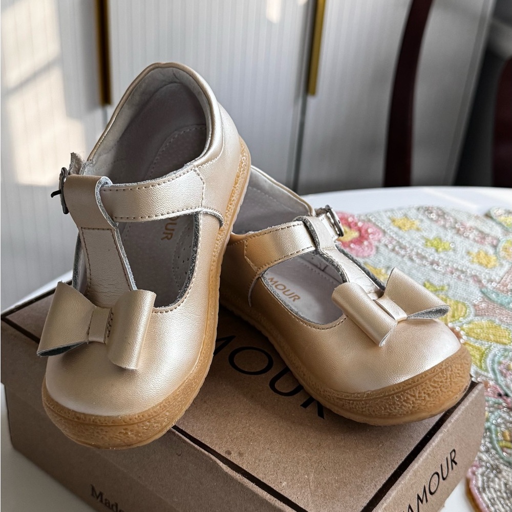 L’Amour Girls Metallic Cream Mary Jane Shoes with Bow EUC